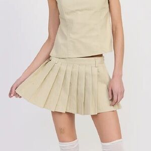 emory park Pleated Mini Skirt in Light Beige